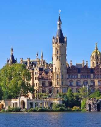 Urlaub für Kultur- und Naturfreunde. Besuchen Sie das Schweriner Schloss.