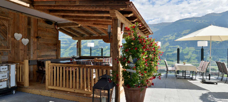 Fra hotellets terrasse er der udsigt over Zillertal-dalen, hvor I samtidig kan nyde forfriskninger.