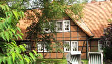Brunnenhof har en naturskøn beliggenhed i Lüneburger Heide, i Niedersachsen