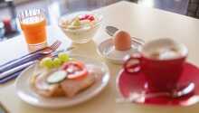 Start dagen med et dejligt morgenmåltid i 'Breakfast Room', hotellets hyggelige morgenmadsrestaurant.