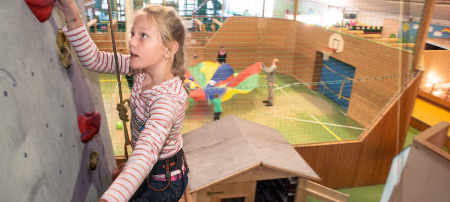 Die Kinder können im Kids Club und im 3.500 m² großen Indoor Action Park klettern, skaten, spielen und toben!