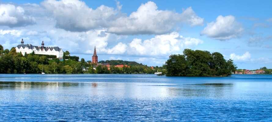 Plön er en hyggelig gammel by. Det store smukke Plöner Schloss ligger lige ovre på den anden side af søen.