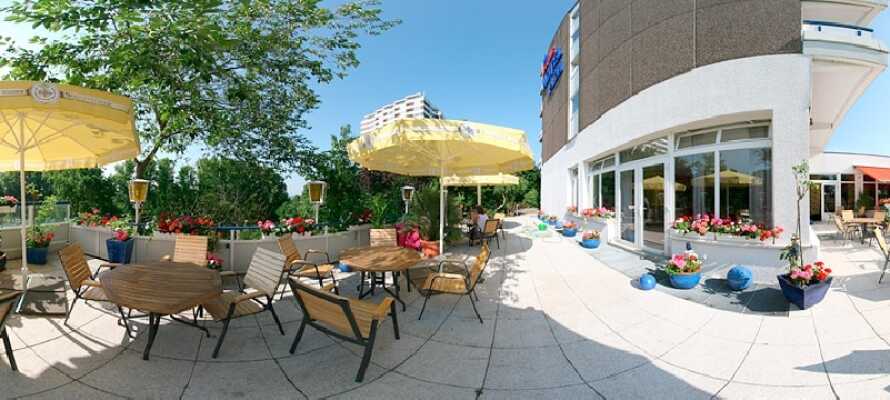 Tag eftermiddagskaffen i dejlige omgivelser på hotellets terrasse, mens I lader op til nye oplevelser.
