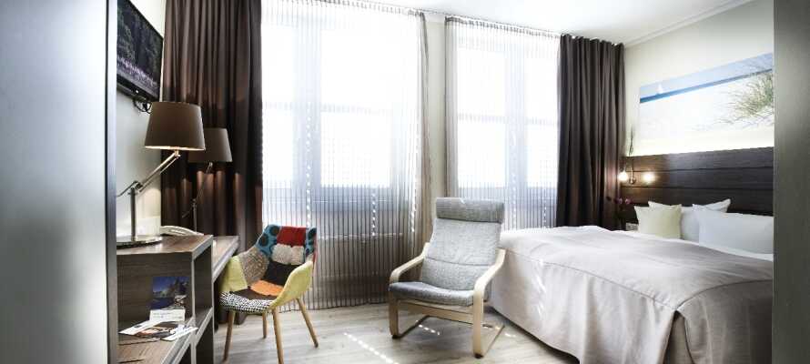 Hotellets flotte og lyse værelser er renoveret i 2016, ogo udgør et behageligt udgangspunkt for Jeres phold.