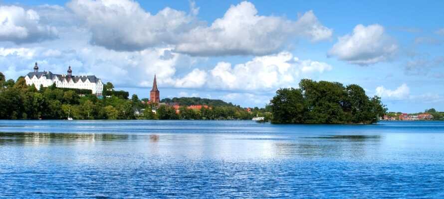 Drag ud i de smukke landskaber der udgør ’Holstenske Schweiz’ og besøg f.eks. Plön med sin store sø og flotte slot.