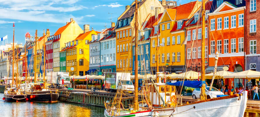 Strosa runt i charmiga Nyhavn i den danska huvudstaden under er vistelse.