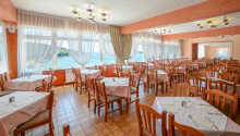 Hotellets restaurant serverer traditionelle, lokale retter i hyggelige omgivelser.