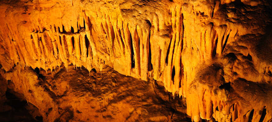 Ikke langt fra jer ligger den lille hule, som er omkring 110-meter dyb, men er meget betagende.