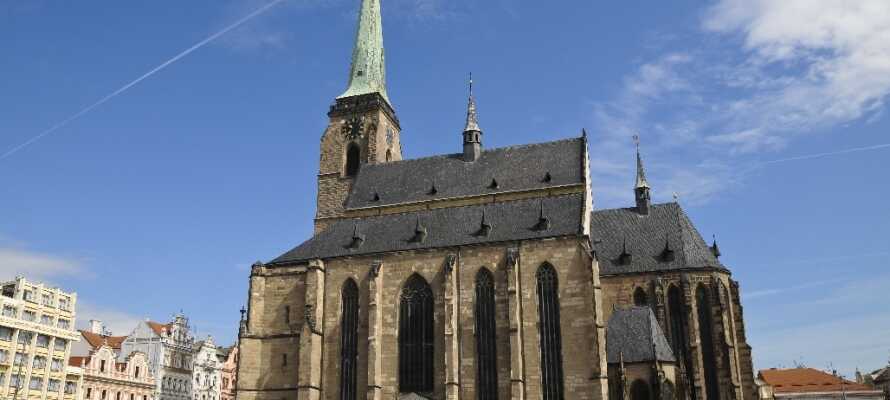 En af Plzens mange seværdigheder er Sankt Bartholomew domkirken, som først blev en rigtig domkirke i 1993.
