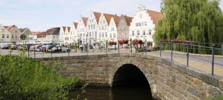 Tag en tur til charmerende Friedrichstadt. Byen er grundlagt af hollændere og kaldes derfor også ”Lille Amsterdam”.
