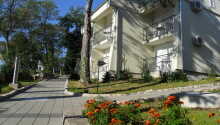 Hotel Villa Ruzica ligger i en park i Crikvenica ved Adriaterhavet.