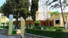 Det parklignende hotelkompleks ligger centralt i Crikvenica.