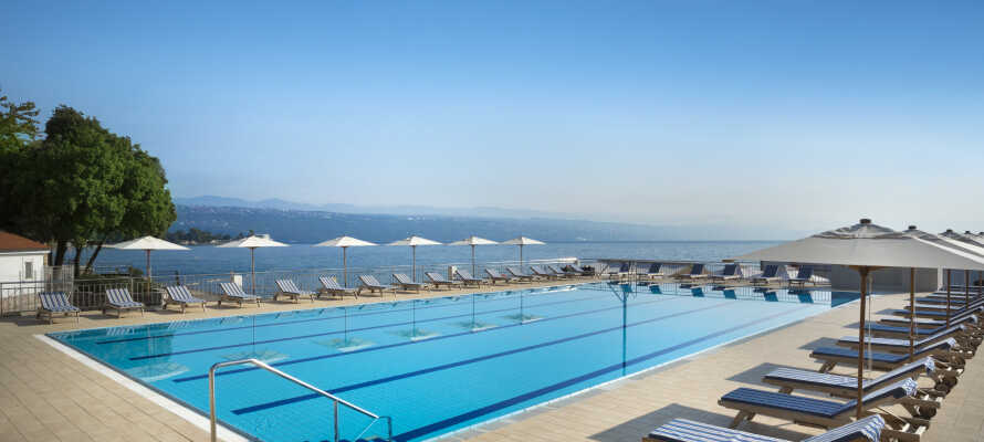 Ved hotellets udendørspool kan I slappe helt af og nyde den smukke udsigt over marinaen og Adriaterhavet.