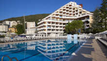 Hotellets flotte og indbydende udendørs swimmingpool