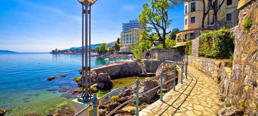 Hotellet ligger i byen Opatija, og området byder på restauranter, barer, smuk natur og flere seværdigheder.