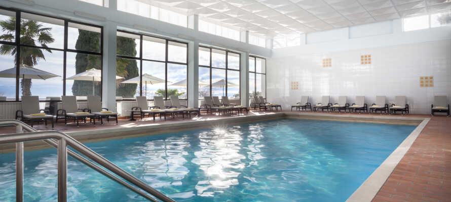 I hotellets indendørs pool kan I slappe af og nyde den smukke udsigt over havet og strandpromenaden.