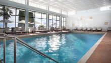 I hotellets indendørs pool kan I slappe af og nyde den smukke udsigt over havet og strandpromenaden.