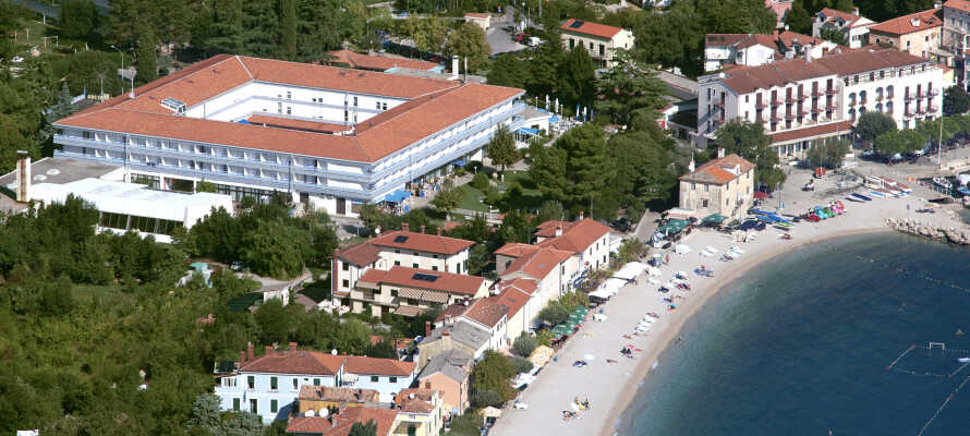 Hotel Marina ligger i Moscenicka Draga, vid en av Adriatiska havets vackraste stränder.