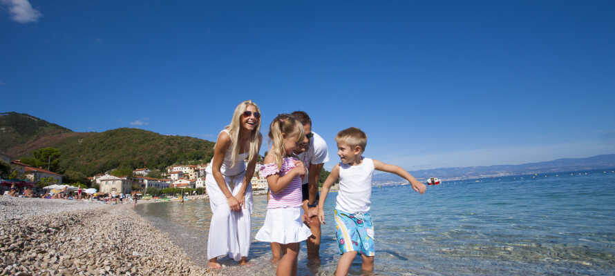Moscenicka Draga erbjuder en 500 m lång stenig strand, som är en av de bästa stränderna i regionen.