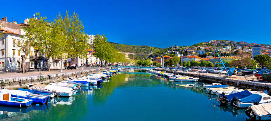 Cirka 30 km från hotellet ligger Kroatiens tredje största stad, Rijeka, som erbjuder många spännande sevärdheter.