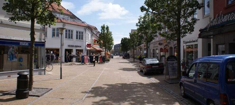 Kør en tur til Brønderslev, der er en lille by med en rolig atmosfære og fine butikker