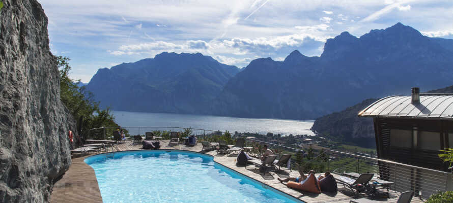 Slap af langs hotellet pool og nyd udsigten på en af liggestolene eller i det svalende bassin.