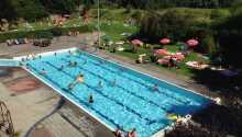 Hotellets udendørs swimming pool er smart lavet så både børn og voksne har glæde af den