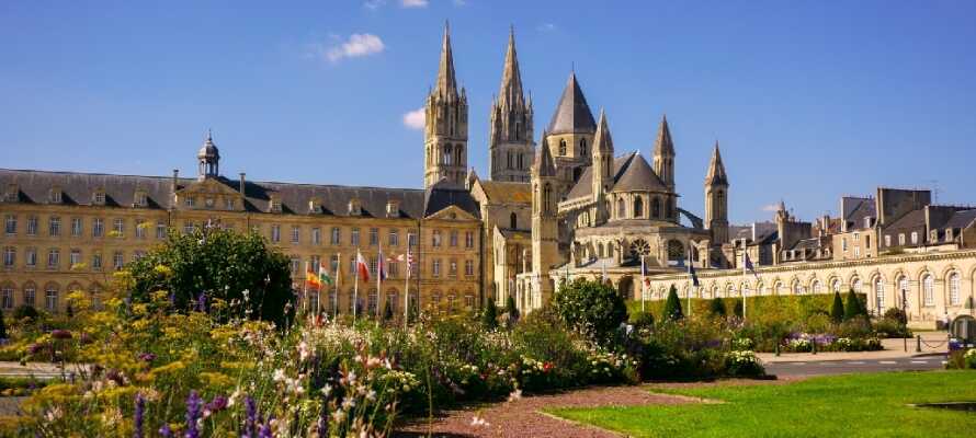 Hotellet ligger i Herouville-Saint-Clairca, ca 4 km norr om den historiska staden Caen med många sevärdheter.
