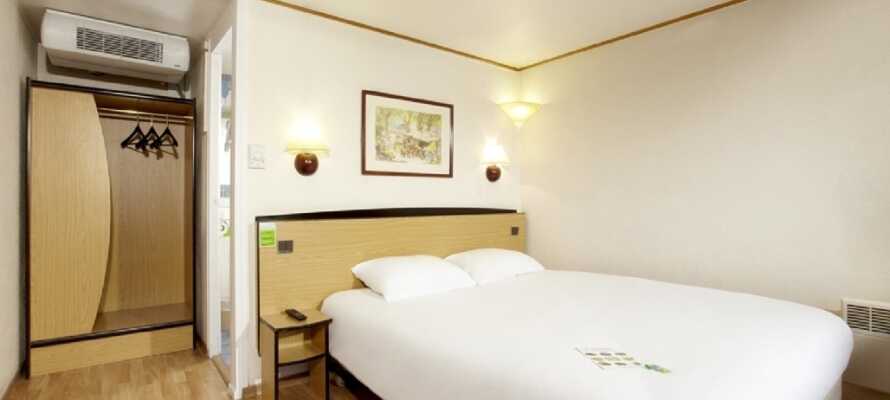 På hotellet bliver I indkvarteret i lyse værelser, som udgør en god base, for jeres ophold i Nordmandiet