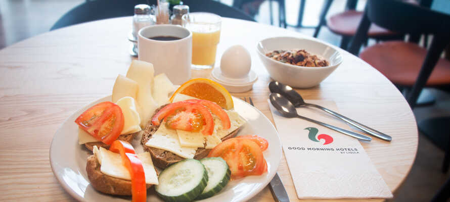 Start dagen med en god og varieret morgenbuffet, som nydes i hotellets hyggelige omgivelser.