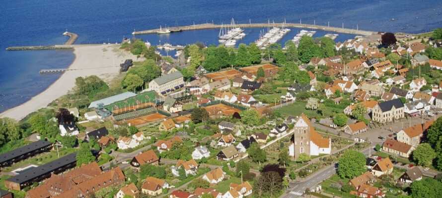 Kør en tur ned langs kysten og besøg f.eks. den populære tennis- og badeby, Båstad.