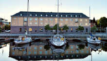 Hotellet blev bygget i 1980'erne i stil med de gamle havnelagerbygninger.