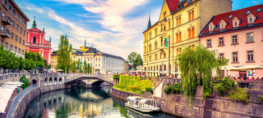 Tag på udflugt til Ljubljana, Sloveniens hovedstad, som byder på et livligt storbysliv.