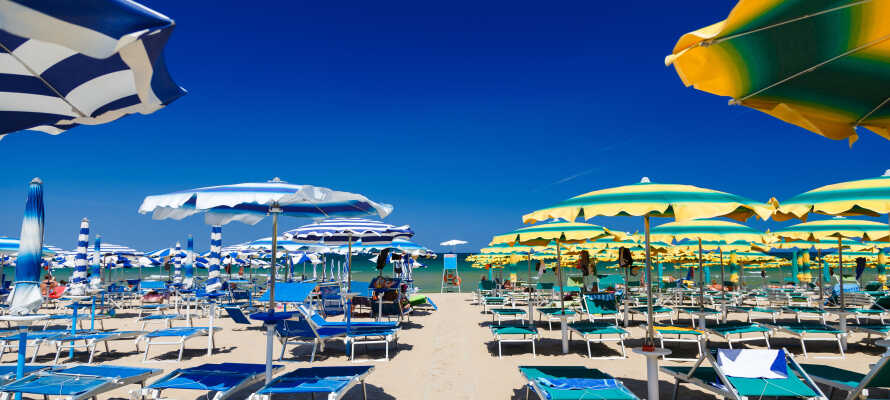Knap 25 kilometer fra hotellet ligger en af Italiens mest populære badebyer, Rimini, som har skønne strande.