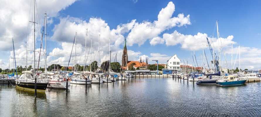 Kør en tur til den hyggelige by, Slesvig, som byder på marina, hyggelige gader og flotte kirker.