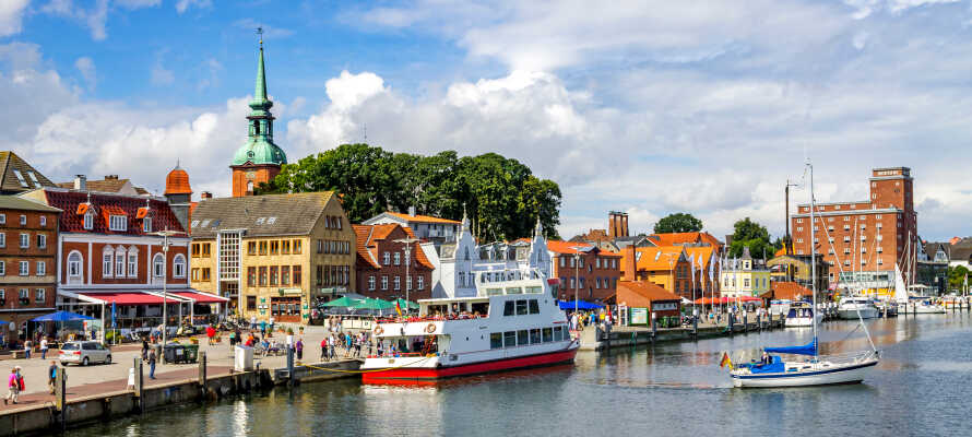 Se den praktfulla Flensburg Hamn med dess karaktäristiska och historiska utseende och mysiga restauranger