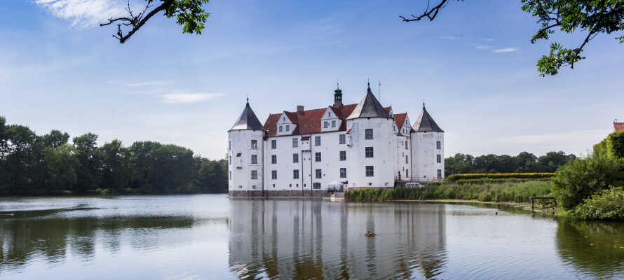 Upplev de små, charmerande lantliga byarna längs Flensburgfjorden, samt slottet Glücksburg.