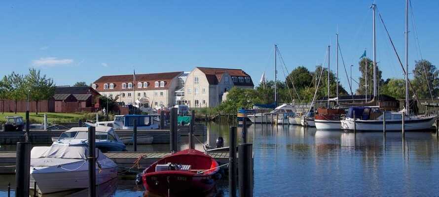 Dette 4-stjernede hotel er beliggende direkte ned til den gamle og charmerende havn i Køge.