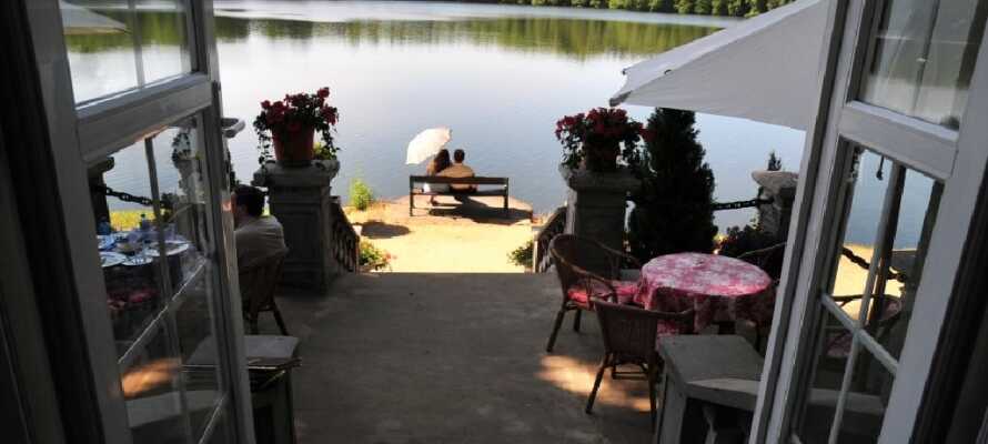 Hotellets terrasse lige ned til søen er et godt sted at slappe af.