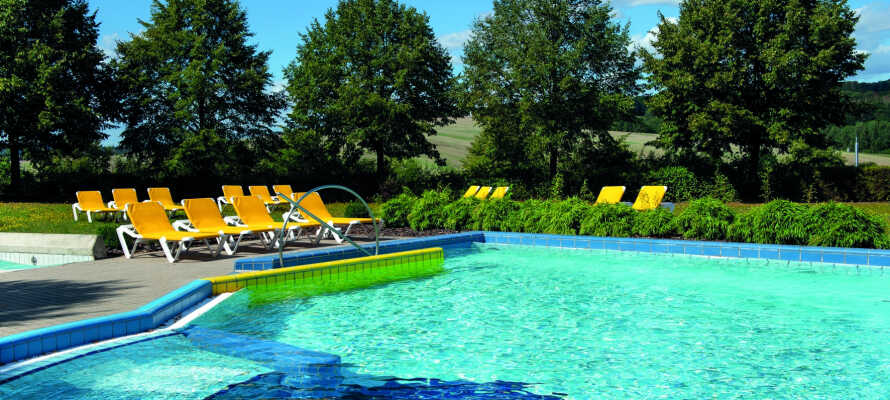 Hotellet har en wellness-afdeling med forskellige bade, saunaer og en indendørs og en udendørs pool.