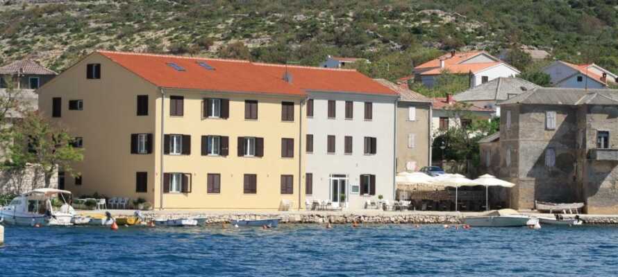 Hotellet har en suveræn beliggenhed bare nogle få meter fra havet og havnen, i den maleriske landsby, Vinjerac.