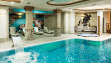 Nyd en tur i hotellets indendørs swimmingpool.