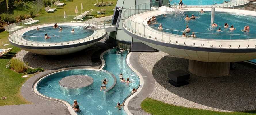 Ca. 7 km fra hotellet kan I forkæle jer selv med spabehandlinger, sauna og adskillige pools i Aqua Dome Längenfeld
