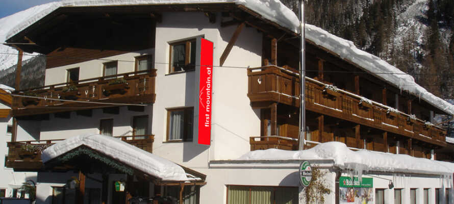 Hotellet ligger i naturskønne omgivelser i bjerglandsbyen Gries, ca. 1600 meter over havets overflade