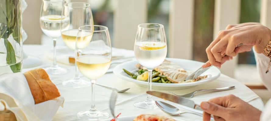 I hotellets restaurant kan I nyde regionale specialiteter og vine.