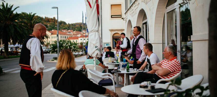 Der serveres også morgenmad på hotellets terrasse.