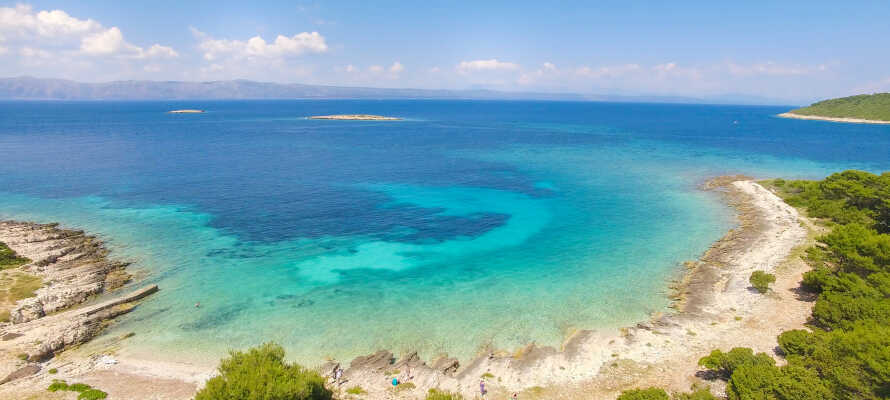 Der er smukke strande over hele øen. I kan nå hotellets strand Azzurro på fem minutter med gratis bådtaxa.
