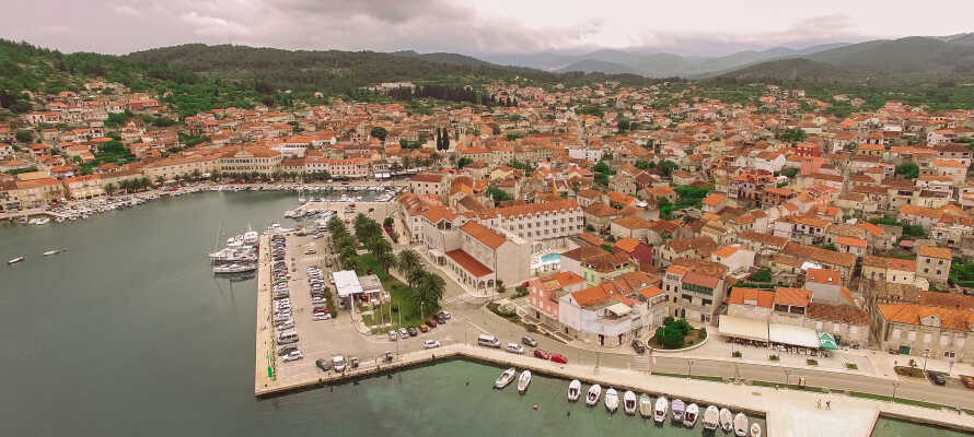 Hotellet ligger tæt på Vela Lukas centrum og molen med færgerne til Split og Dubrovnik.