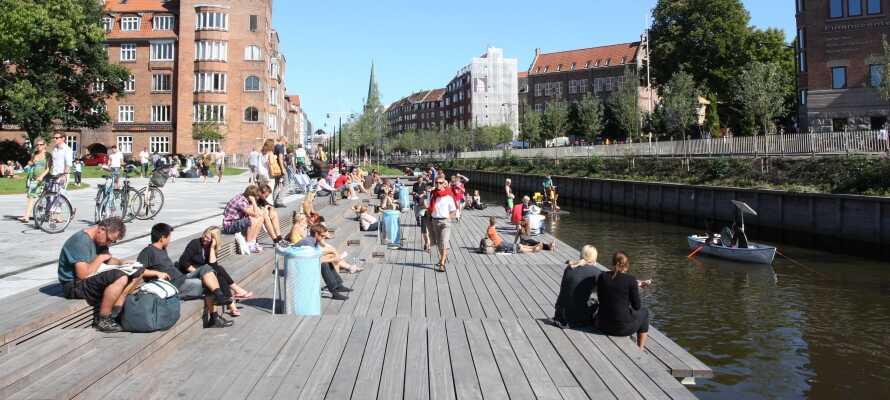 Tag en tur til Århus. Se verdenskunst på Aros, tag på shopping og spis en frokost på en af de mange caféer langs åen.