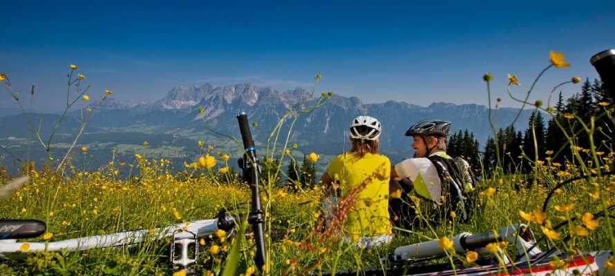 På hotellet kan I låne cykler og drage på opdagelse i Alpelandet.